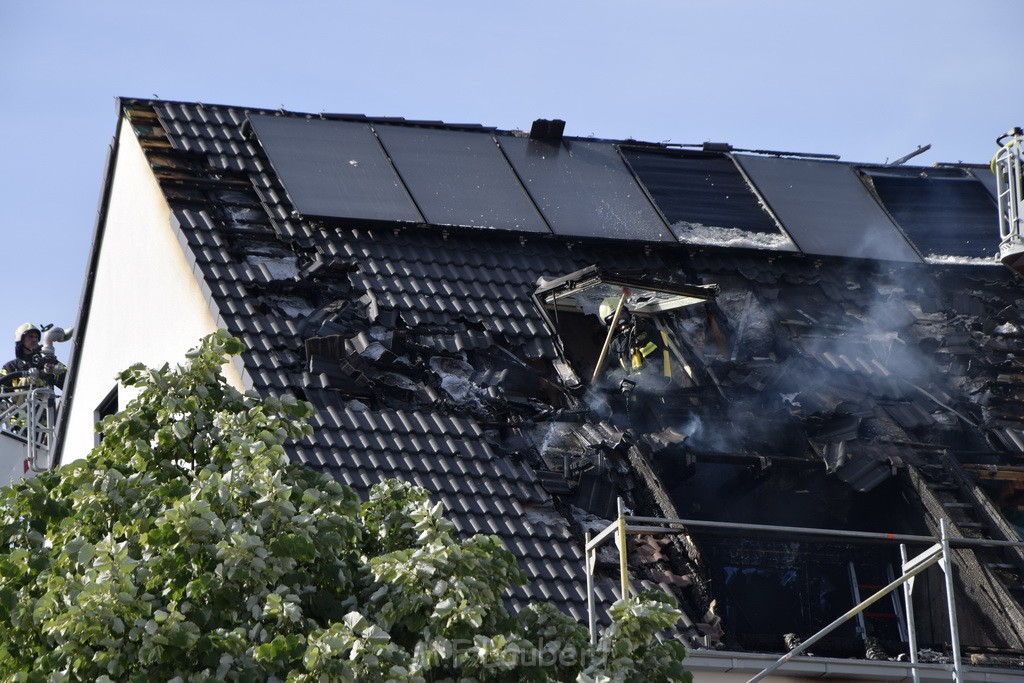 Feuer 2 Dachstuhl Koeln Dellbrueck Von der Leyen Str P034.JPG - Miklos Laubert